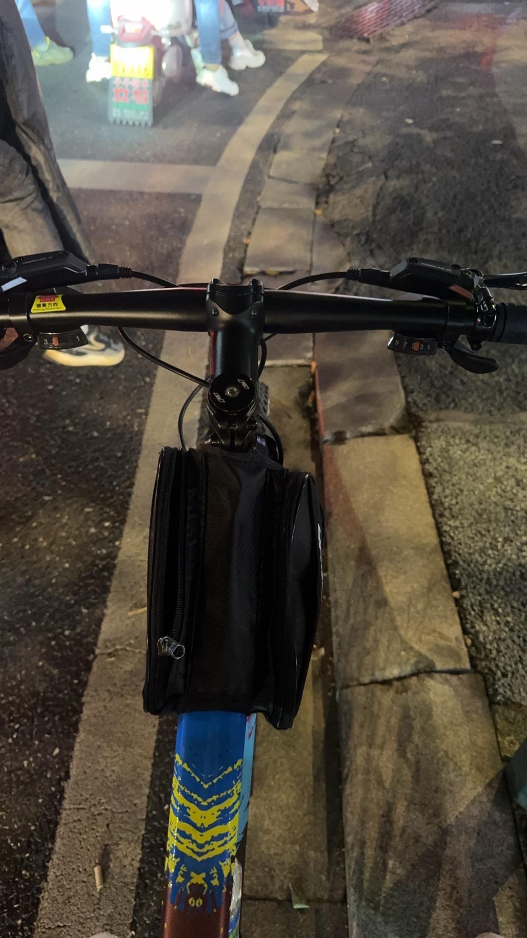 再也瞒不住了，这位女孩，你上人民日报了！河南郑州，正值上班高峰期，一个年轻女孩拿