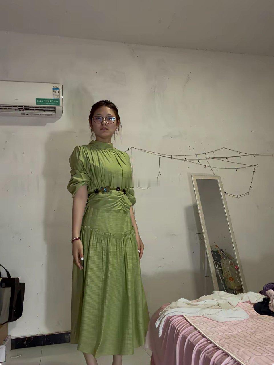 姐妹们，明天要以老师的身份拍合照哪件最好看？而且不夸张！​​​