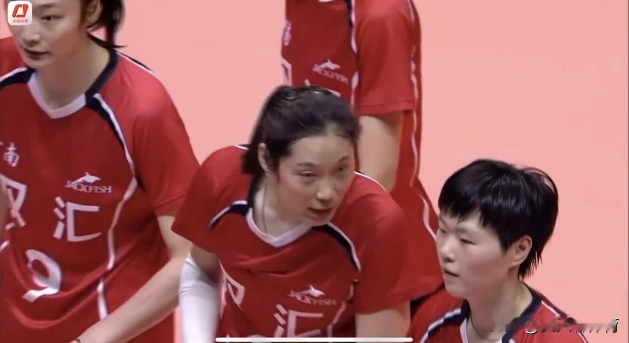 朱婷教练上线了！第一局休息期间，朱婷坐在凳子上，跟接应段梦可交流，小将听得也十分
