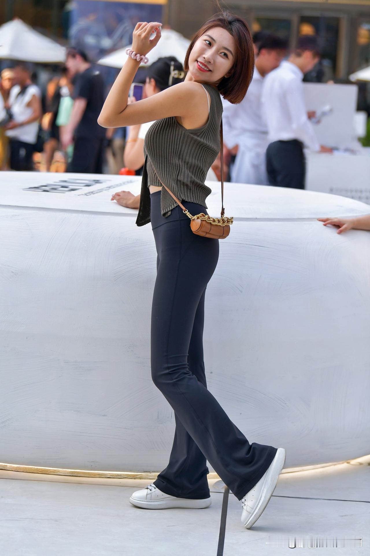 出发吧趁现在都市时尚少女，绿背心搭配黑裤，轻松自在！👗👠💄