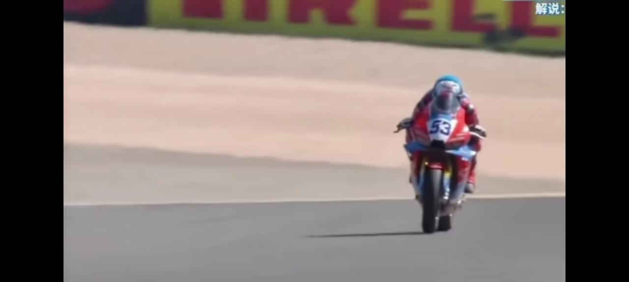 这才叫一骑绝尘，问那身后的背影是谁？西方欧美，哈哈！张雪机车牛死了，这视频百