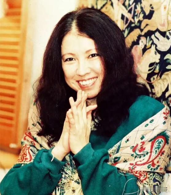 1974年，三毛在撒哈拉沙漠与荷西结婚，婚礼极简：她穿蓝色连衣裙，荷西穿旧衬衫