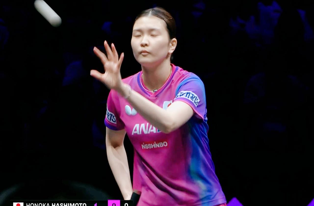 奇怪！桥本帆乃香怎么经常闭眼睛？难道她是近视眼？今天申裕斌用的是陈熠打桥本