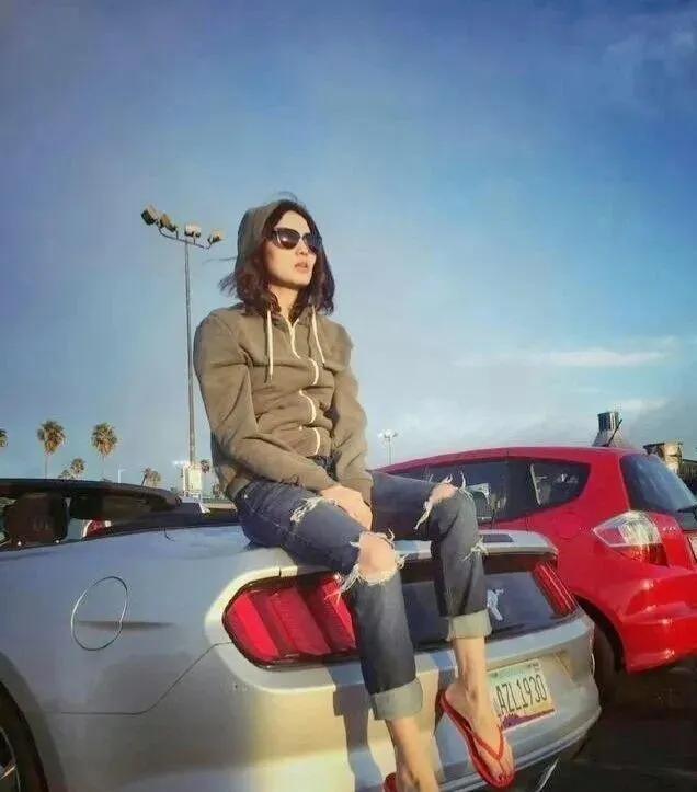 宋佳的随性范儿，野马车尾坐出别样风情宋佳这组旧照也太有味道了！坐在野马跑车