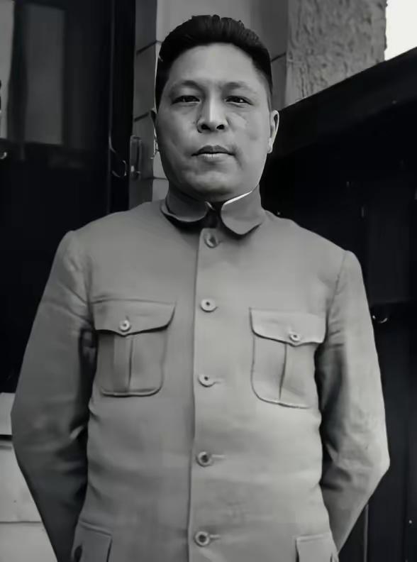 1938年，有一妻两妾的蒋鼎文，强占了西安京剧名角粉牡丹，荒淫无度。日寇打到