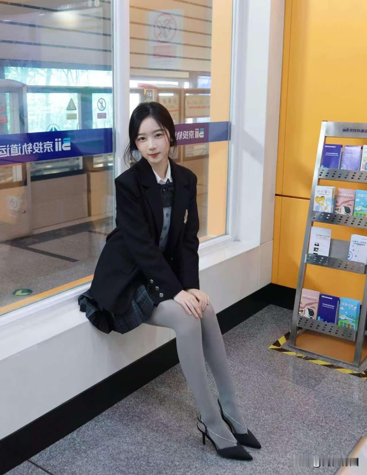 很是个性的👠不知从哪里买的。飘在路上的风景我在是在何地姐还是这么任性