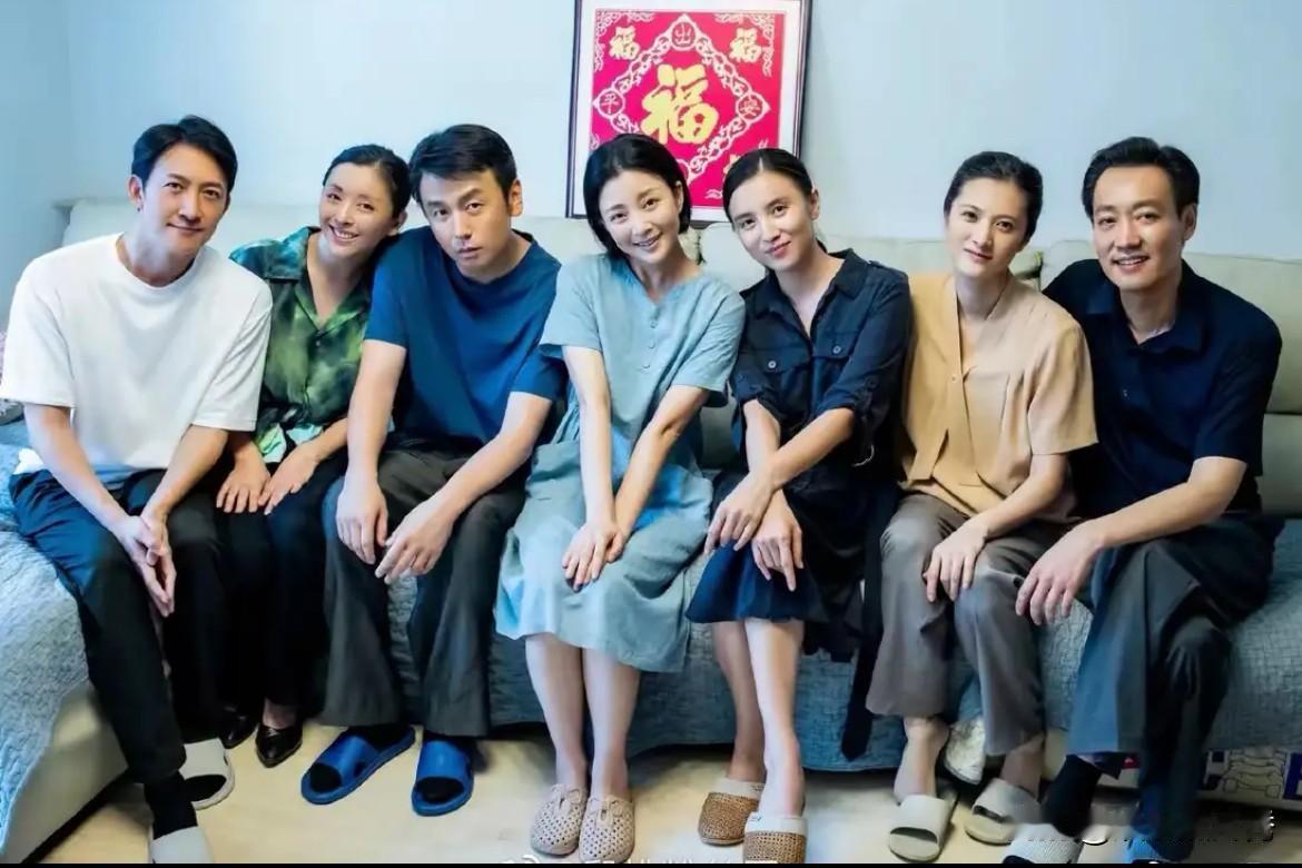 辛柏青左边这三位女演员，好多人说随俊波和宋佳的演技不如她！这四位坐一块，都穿
