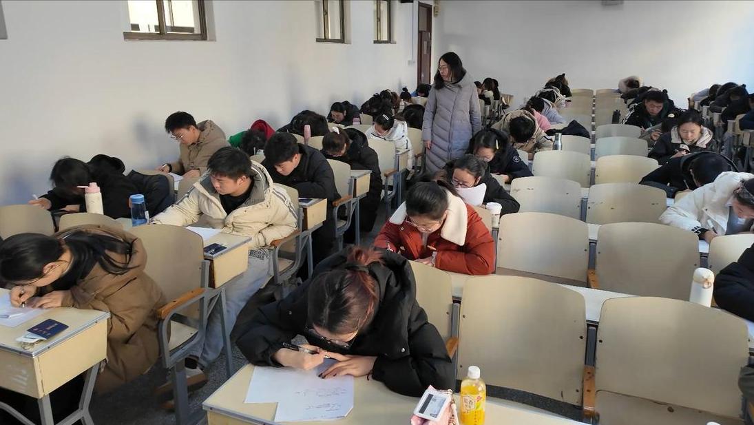 国家公费师范生政策最近在青岛的就业分配上引发了不小争议。不少人发现，像北京师范大