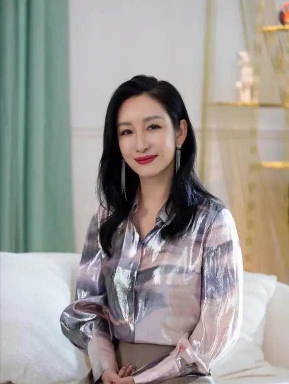 秦海璐是那种用实力和韧劲，把“不被看好”活成“无可替代”的女演员。她的人生充满反差：22岁拿金马影后