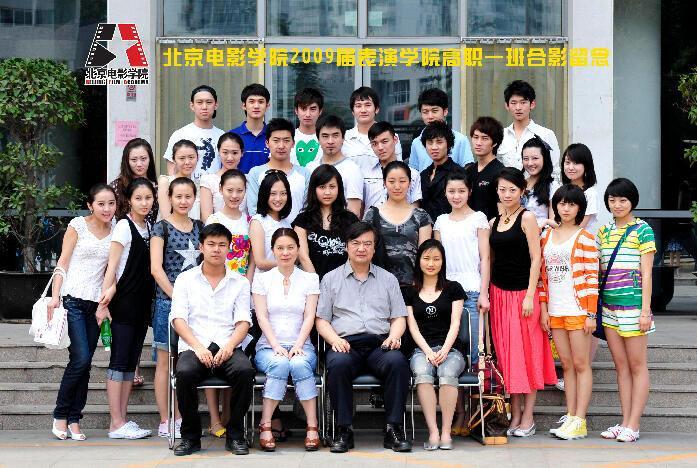 张若昀转发微博为谭松韵新剧《兰香如故》打call，谭松韵一句“谢谢老同学”的回复，意外曝光了两人隐藏