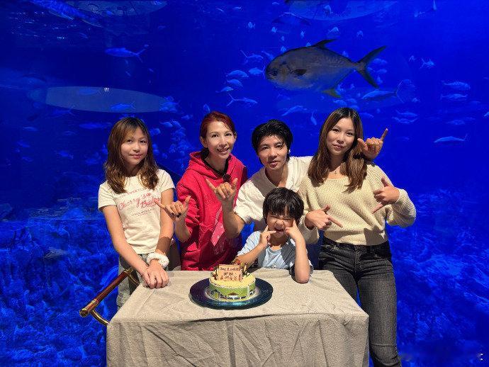 14岁大女儿都快赶上173的妈妈，二女儿也没差多少，站一块儿跟蔡少芬像姐妹，小儿