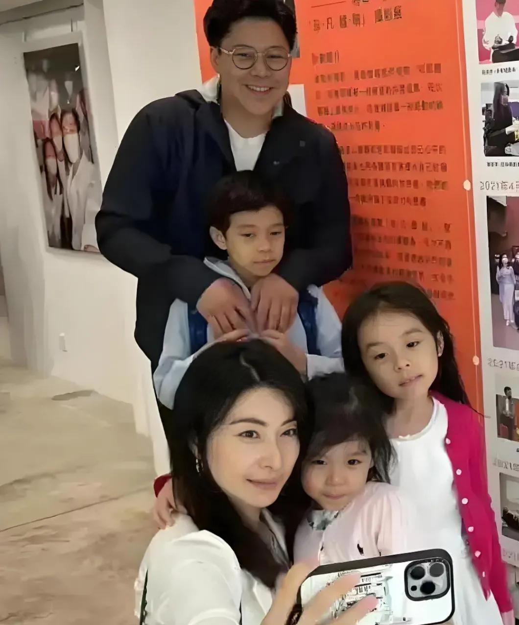 曾经的＂跳水皇后＂郭晶晶，迫不及待的用手机记录下自己一家人的幸福时光！她一只手拿