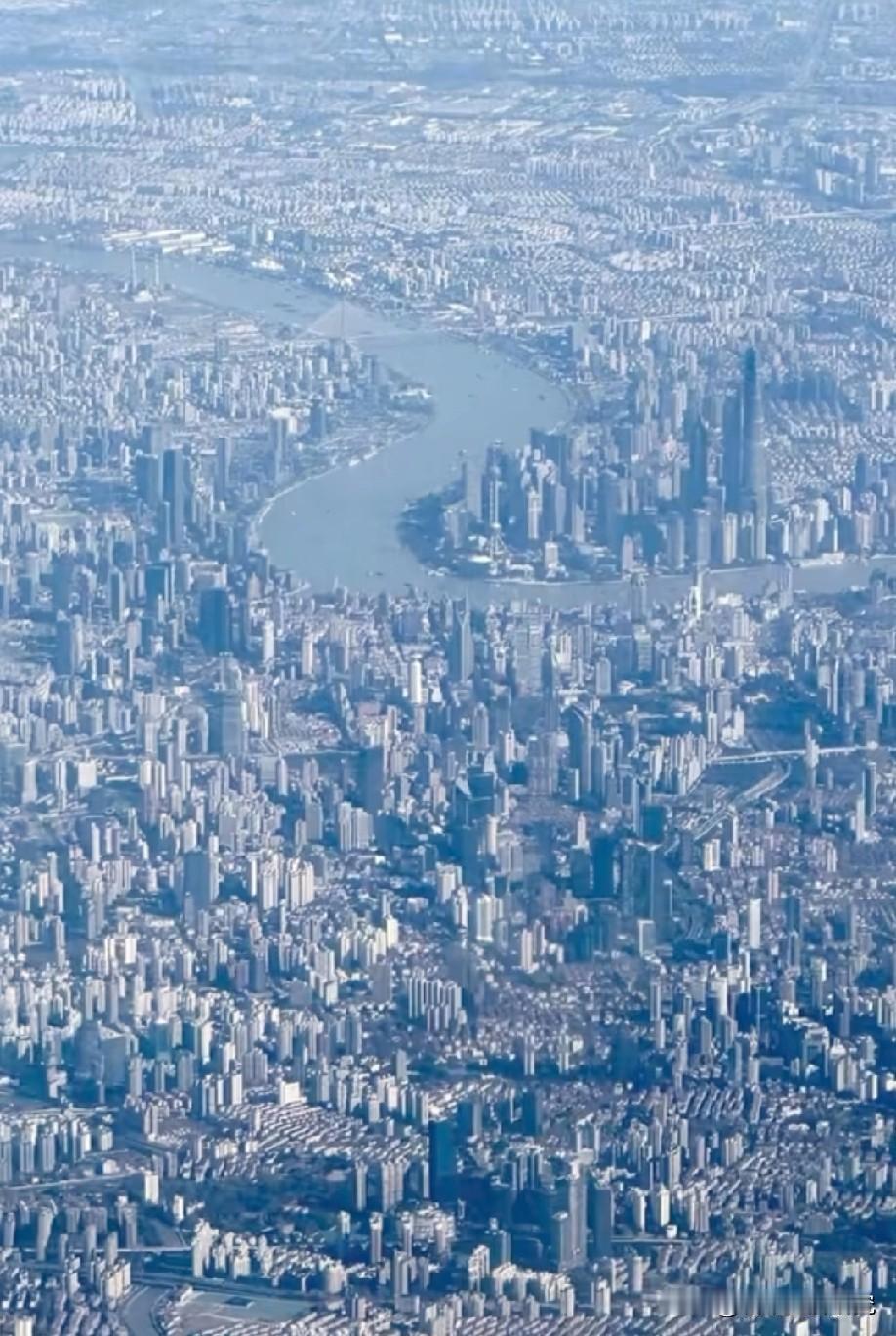 上海前三季度经济数据公布了，2025年上海前三季度GDP为40721.17亿元人