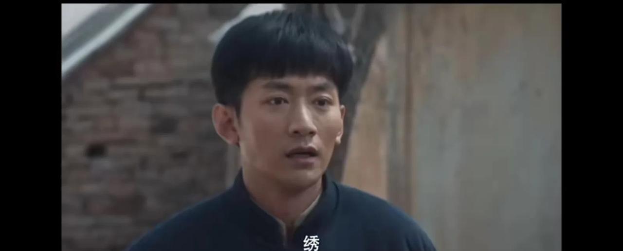 《生万物》原著之费文典费文典是费左氏的小叔子，是费左氏在丈夫费柱子去世后，自己