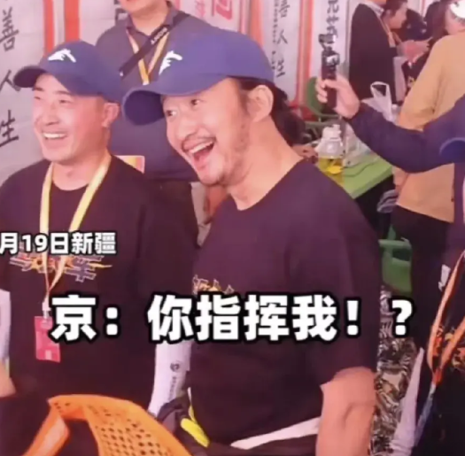 感觉吴京讲话句句带刺，他在参加活动时，粉丝想让他比一个“耶”的手势，本身这就是再