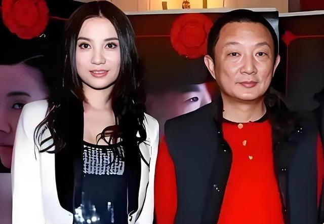 2007年，50岁的导演张黎爱上了27岁的宋佳，为了抱得美人归，他马上和刚生完孩