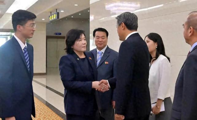 朝鲜外相结束访华，同一天中国货机降落平壤，1年多来首次。一个月内已经第二次，朝鲜