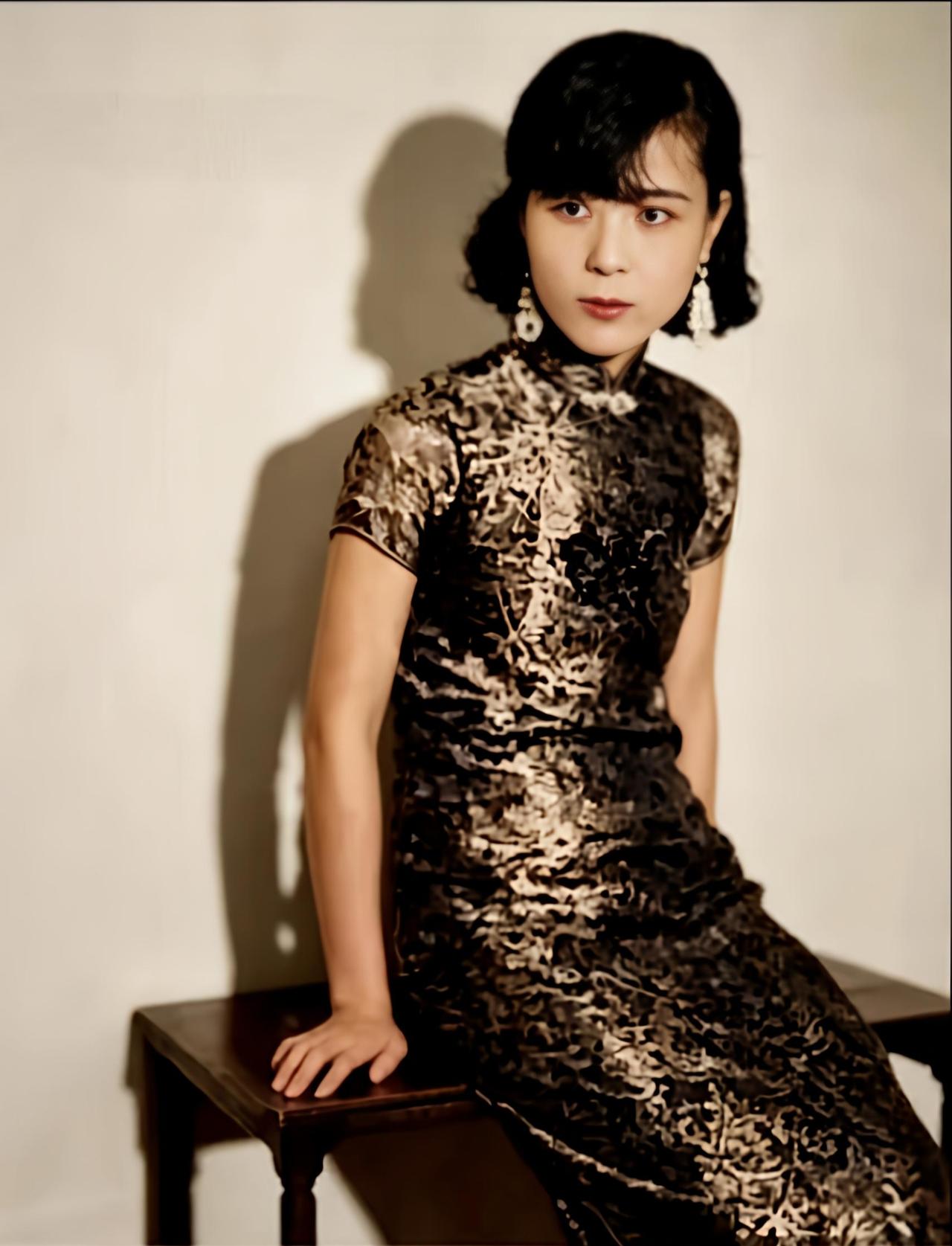 看看气质女神的穿着搭配吧1929年，天津，32岁的于凤至的影楼写真！不愧是大家闺
