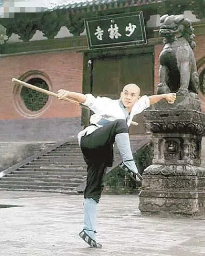 李连杰早期在接受采访时说，其实真的去少林寺的时候破坏的蛮厉害的，到处破破烂烂的，