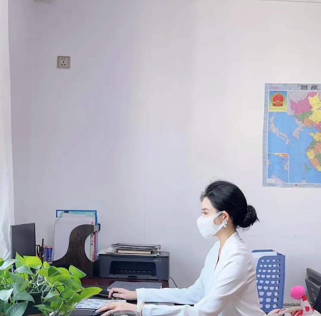 发现没有？体制内的女人她们身上散发出一种威严。有一种生人勿近的感觉。她们