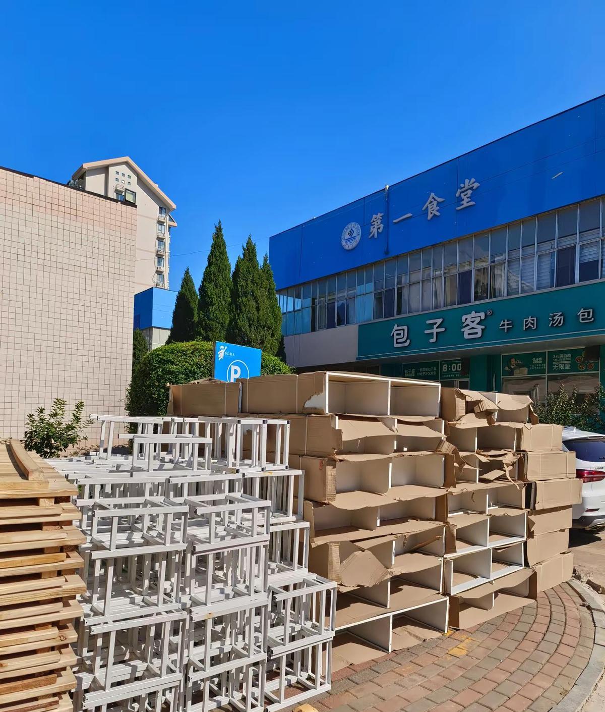 学1公寓秒变八人间！学生炸锅八人间？学费三万！图纸里明明写着“上床下桌”，