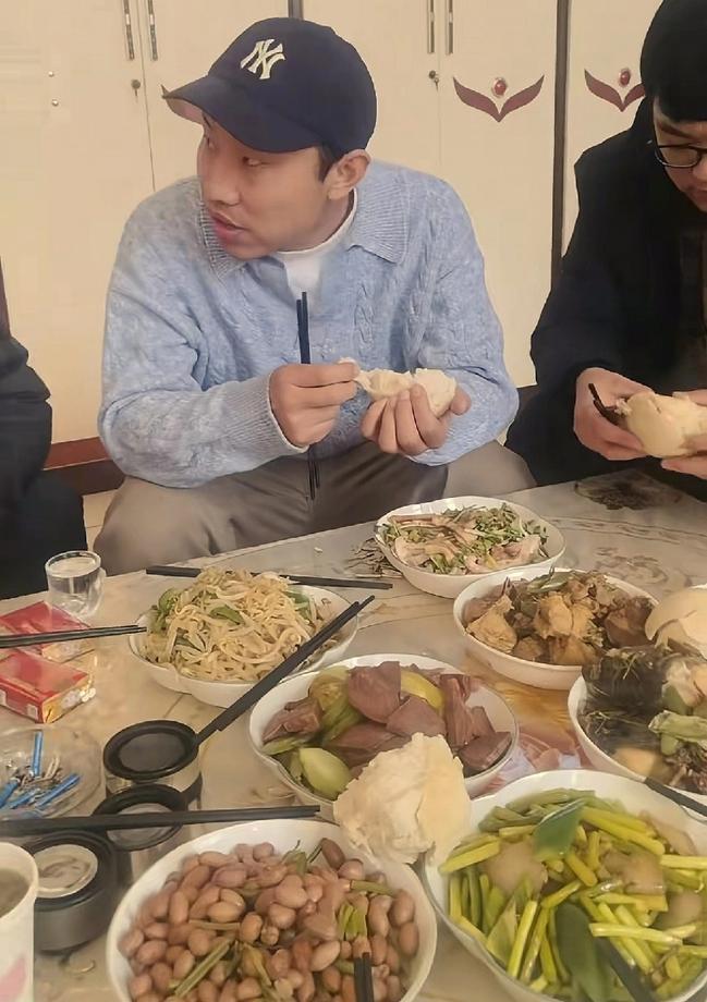 徐志胜春晚刚爆红，转身蹲老家门槛啃冷馒头。你想象一下，那个舞台上赚百万的脱口秀