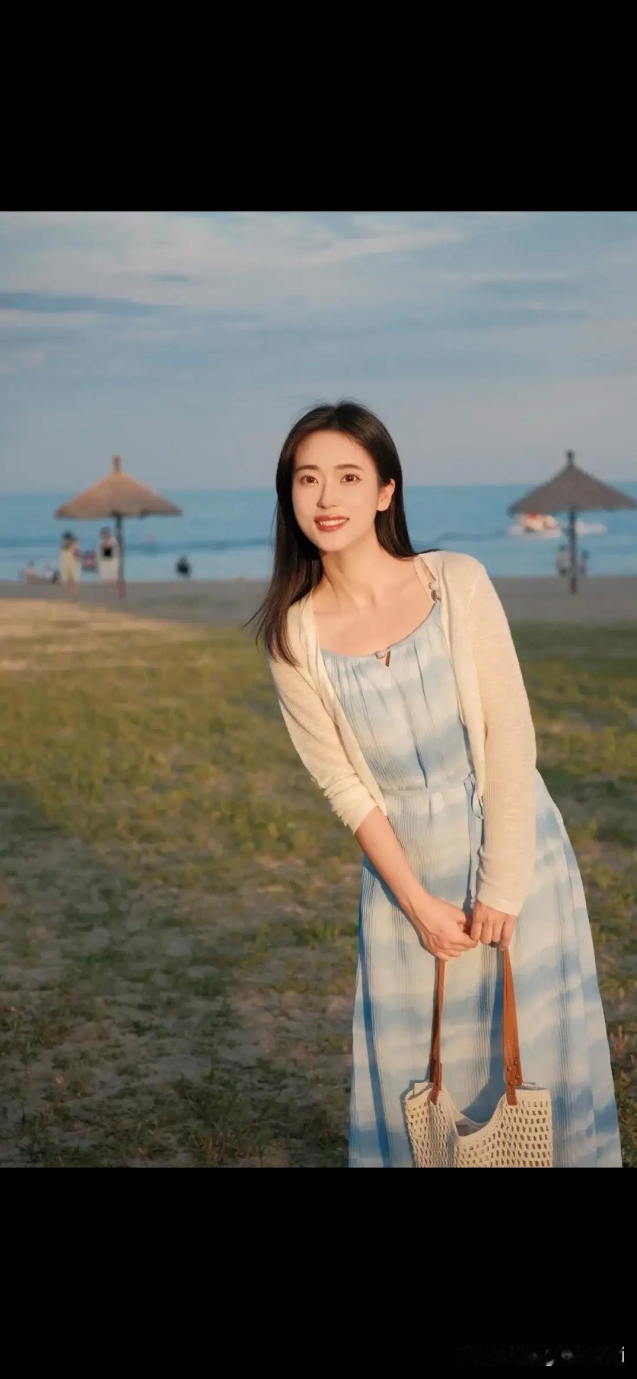 夏日穿搭指南：条纹T恤+白色长裙，简约优雅，轻松出街！