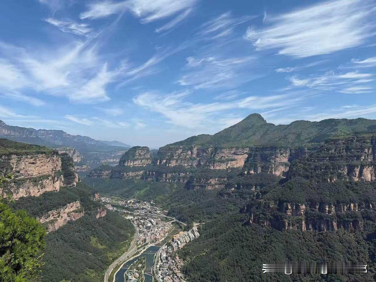 现在隔代亲完全不亲了我儿子是他奶奶带大的，小时候两个人最亲了，可是现在已经