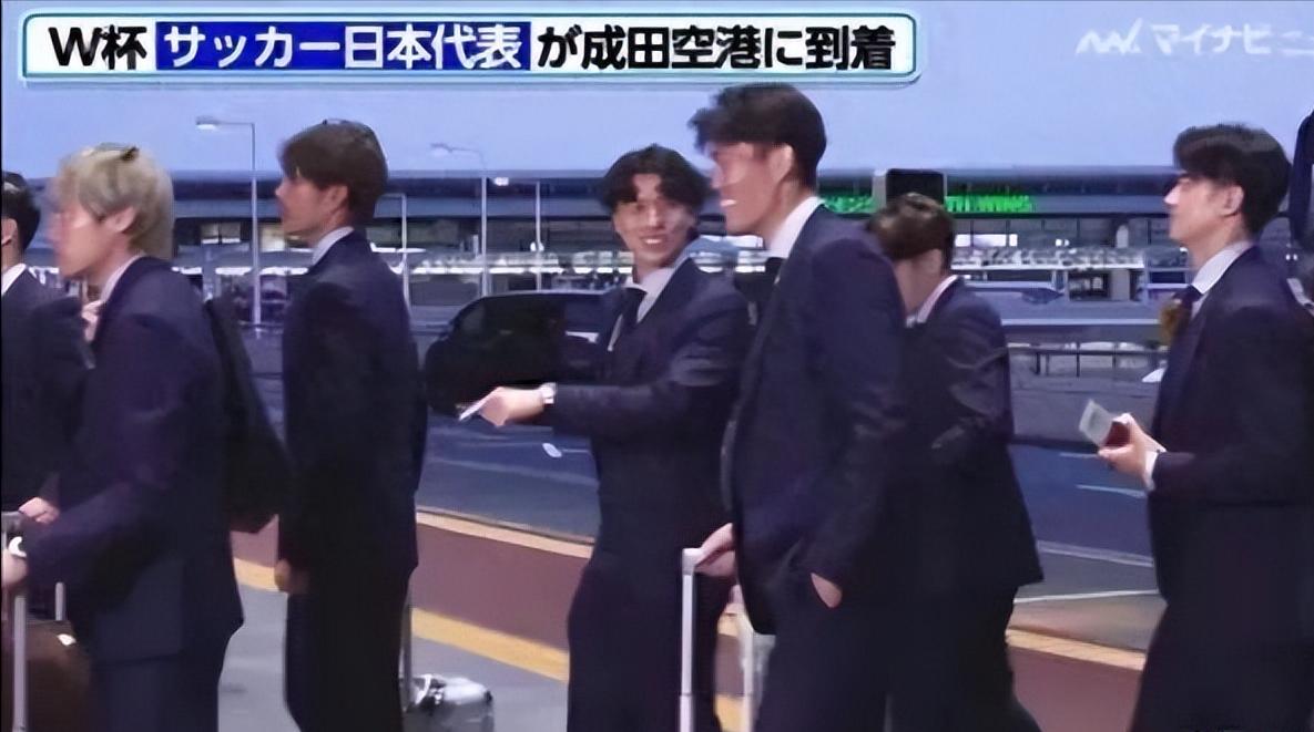 日本国家队带了个强奸犯去世界杯，刚下飞机就受到如此待遇！2026年美加墨世界