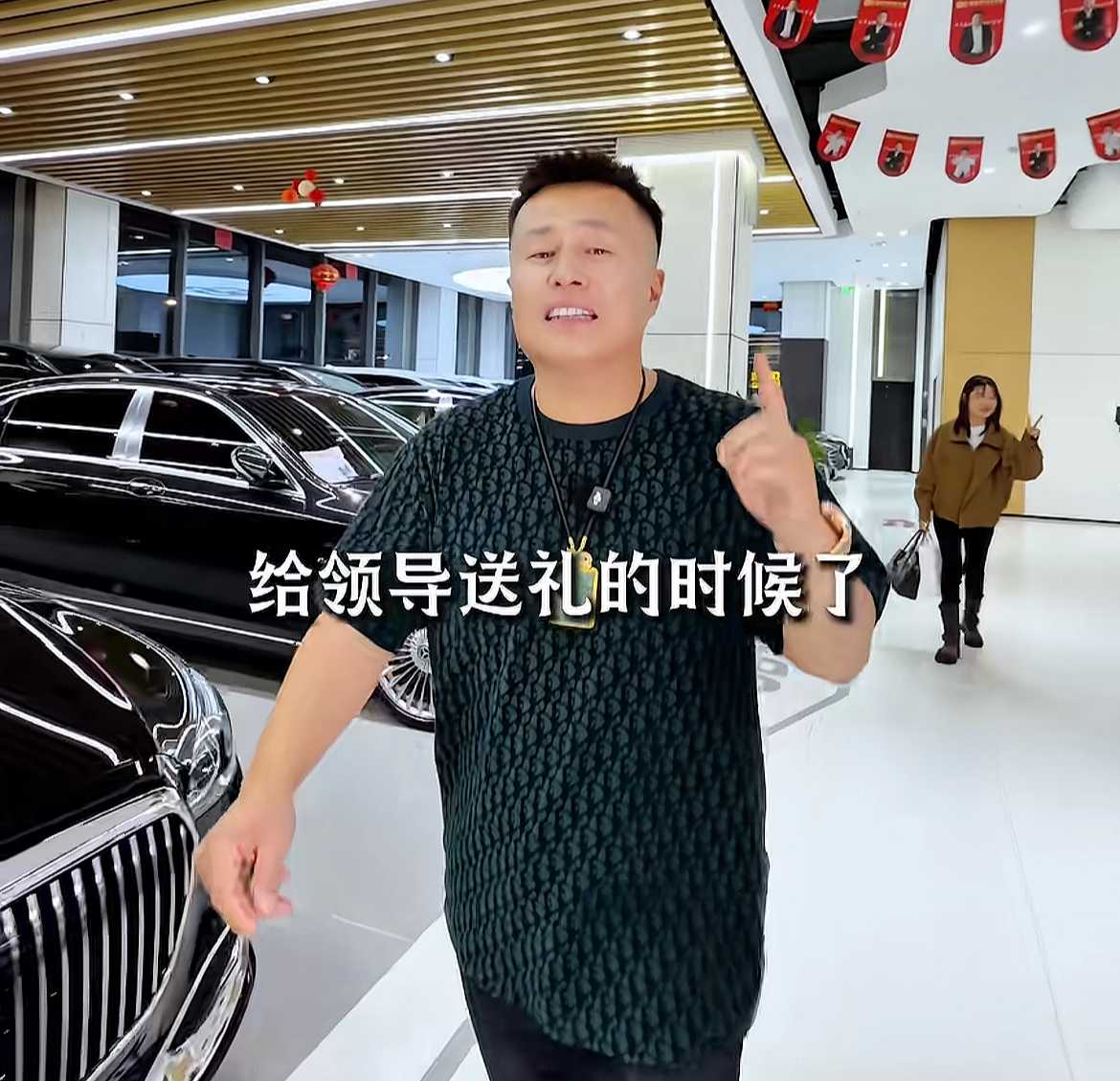 “东北卖车王”陈建泽发中秋福利被指太抠！中秋节只发两盒月饼，员工感慨：上次发的