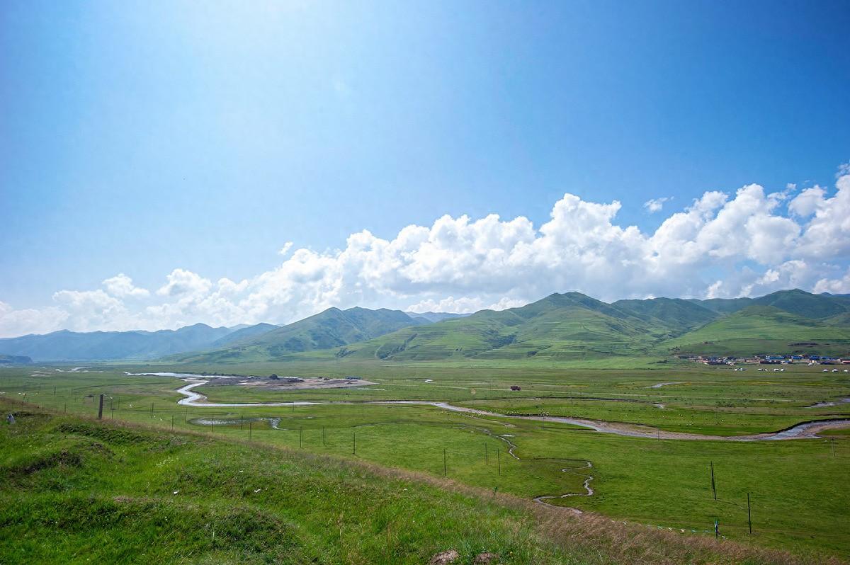 草原不只是自然风光，更是牧民赖以生存的生产家园。中国农科院研究员辛晓平深耕草原领