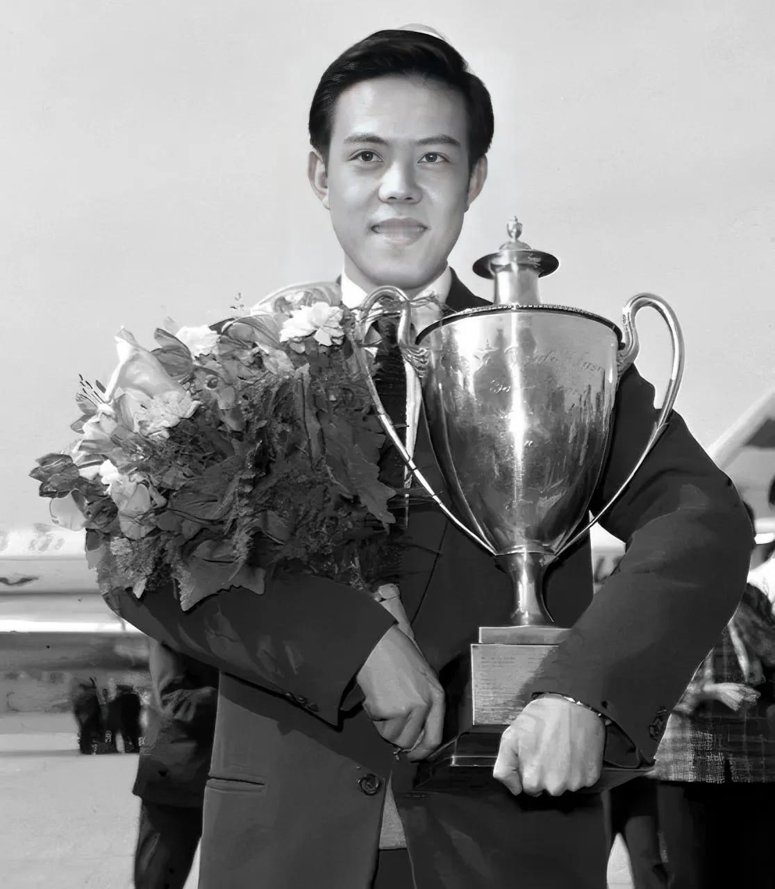 1968年6月21日早上，容国团的尸体在一棵树下被人发现。在他的上衣口袋中，有一