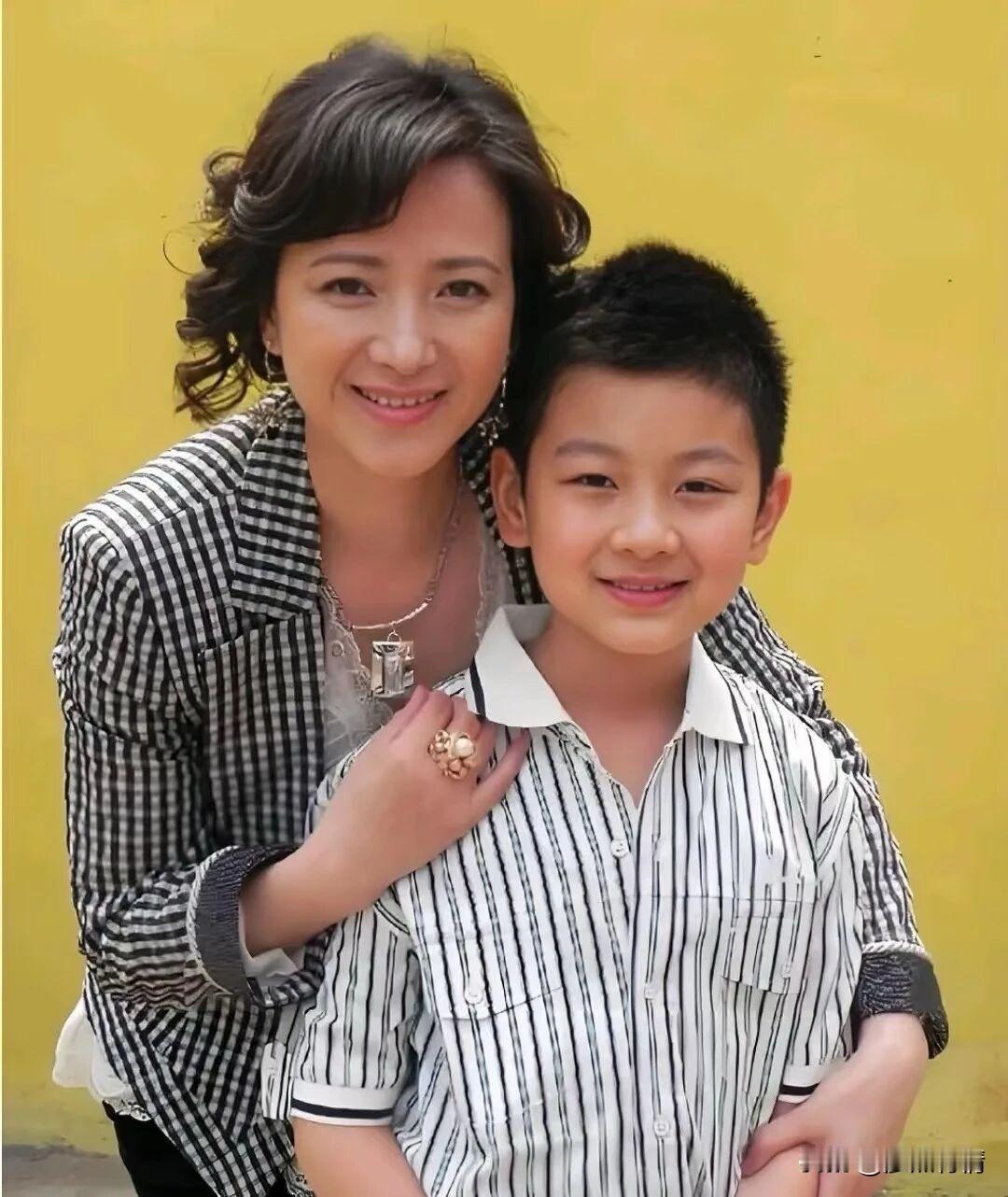 太意外了！何晴去世1个月，儿子许何发文纪念母亲生日，并为父亲和继母发声，许亚军高