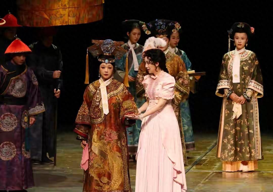 谁能想到，曾经火遍大江南北的初代“国民女神”，如今竟然顶着一头白发、体态丰腴地站