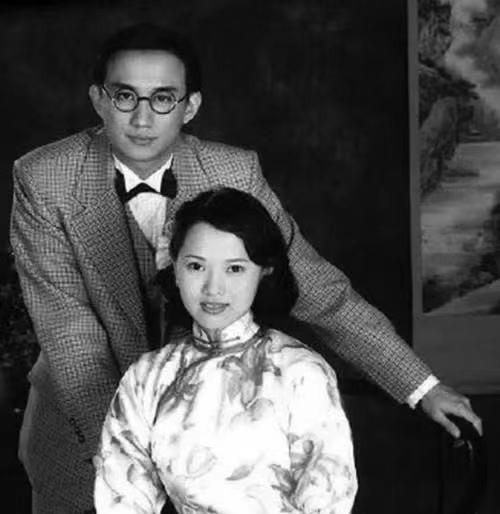 1927年的一天，徐志摩的妻子陆小曼和另一个男人翁瑞午躺在一起，徐志摩满不在意，