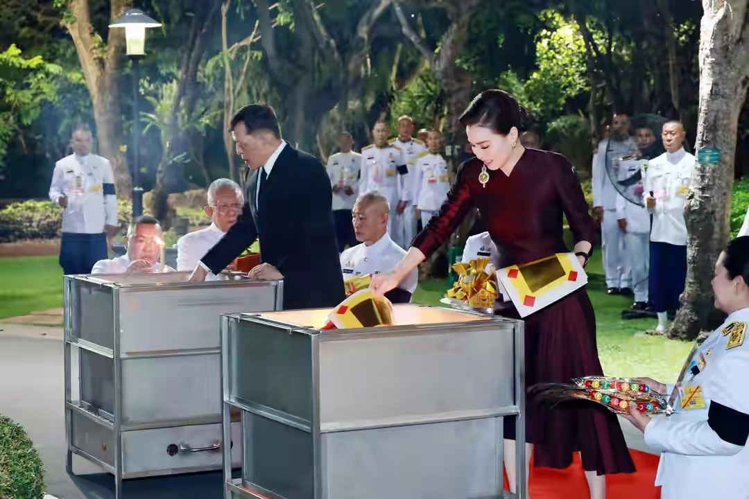 苏提达王后新年首秀！一身红裙很惊艳，诗妮娜贵妃再次被冷落