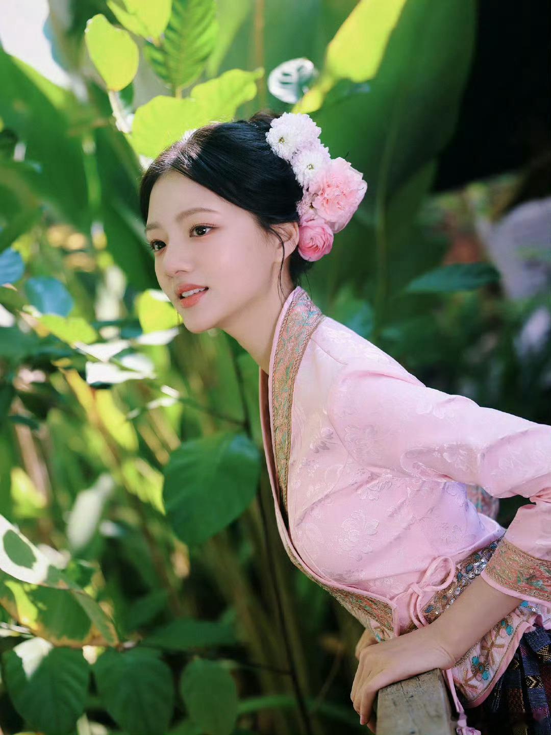 任敏跳傣族舞，不愧是北舞出身，一跳舞整个人人格魅力up