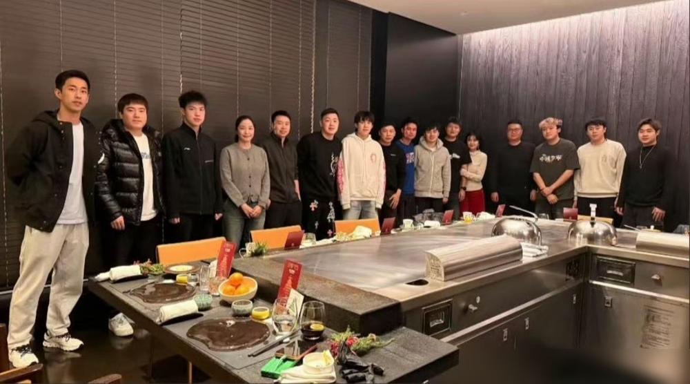 来到江苏参加南京乒超联赛总决赛，本地人奥运冠军陈玘昨晚组局邀请山东魏桥俱乐部一众