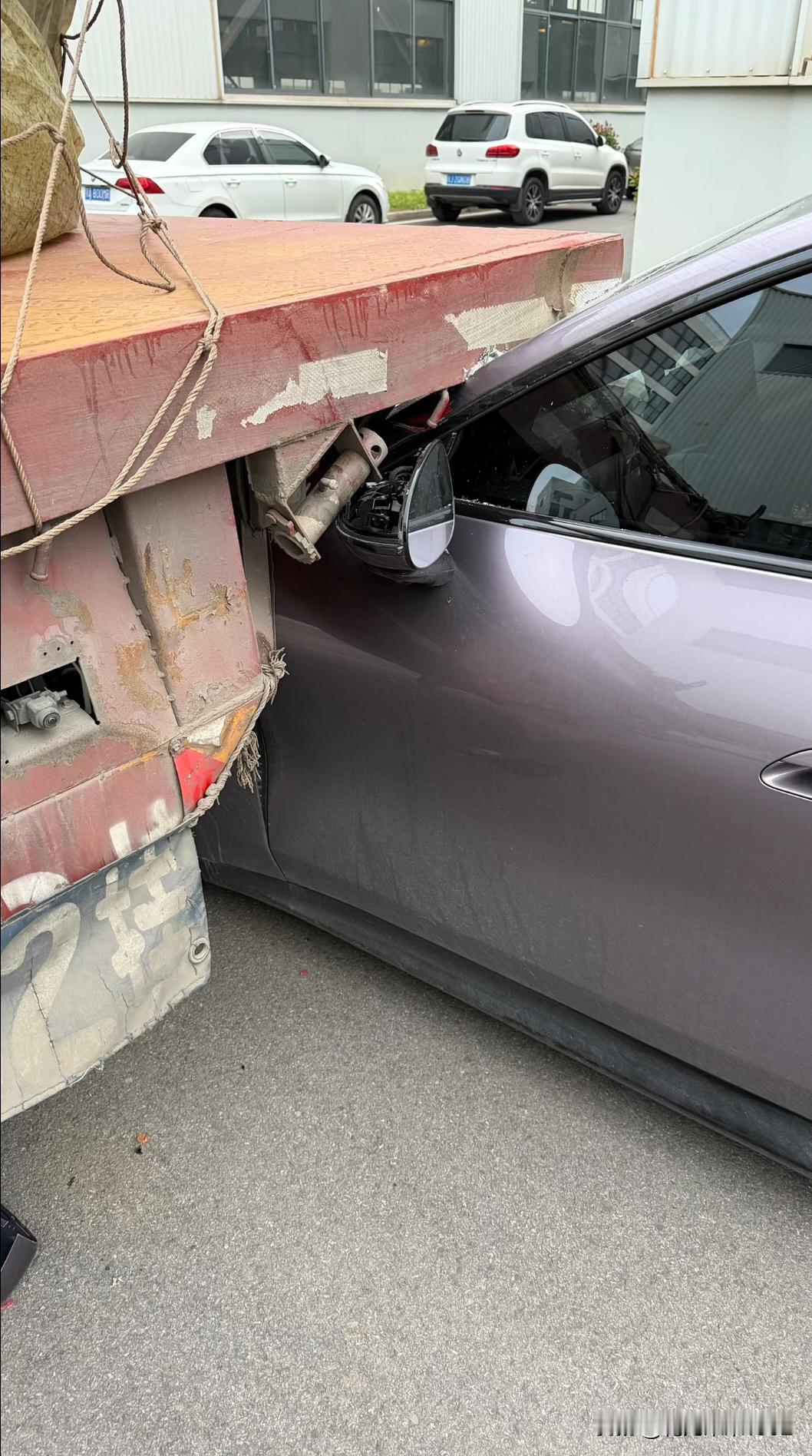 想问一下我该怎么选？4s店给了两种方案不是A柱是外面的钣金件一个是切割