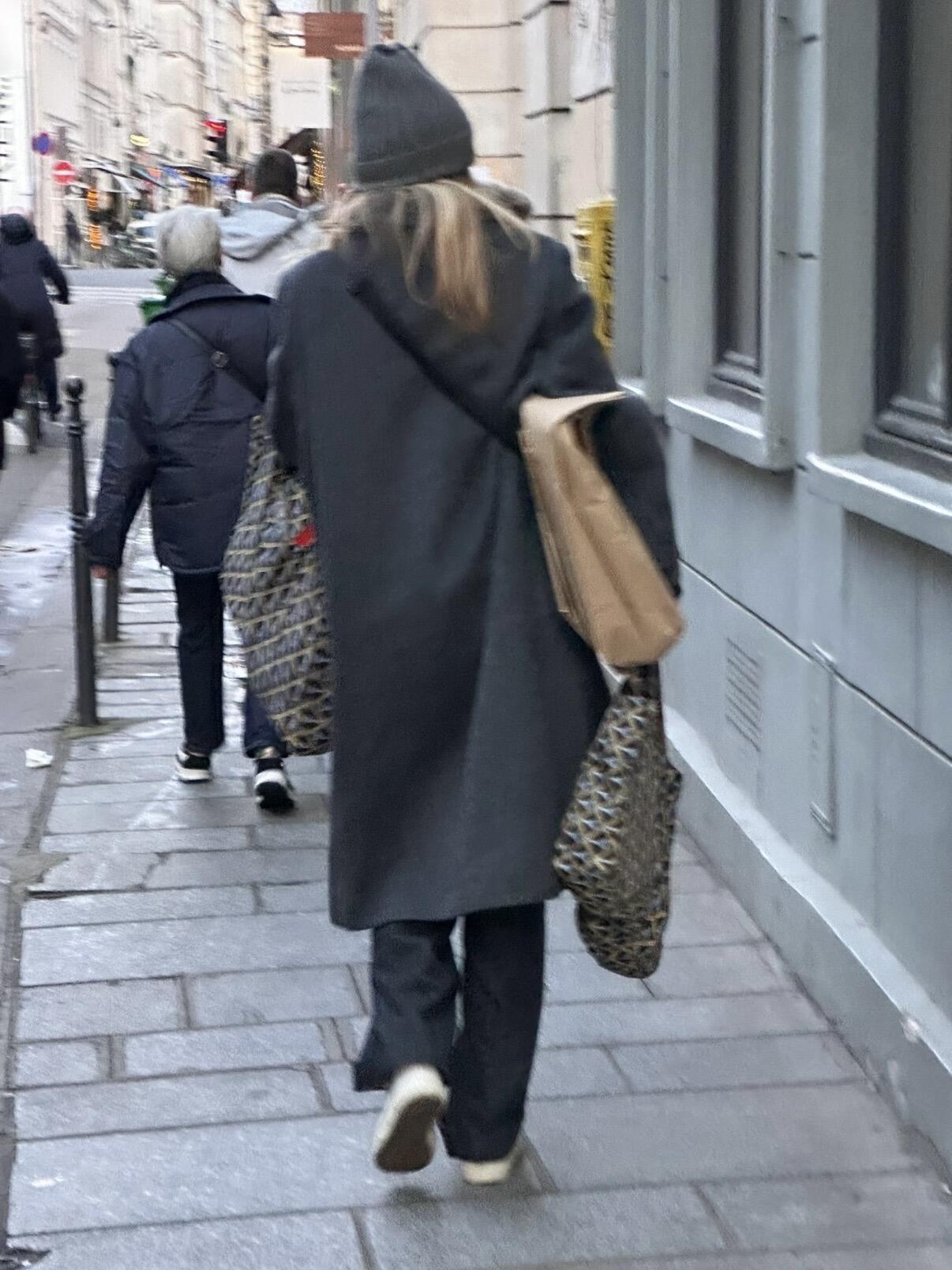 降温后，法国路人是怎么穿的？街头满是不费力的法式氛围感。长款羊毛大衣是主角，黑色