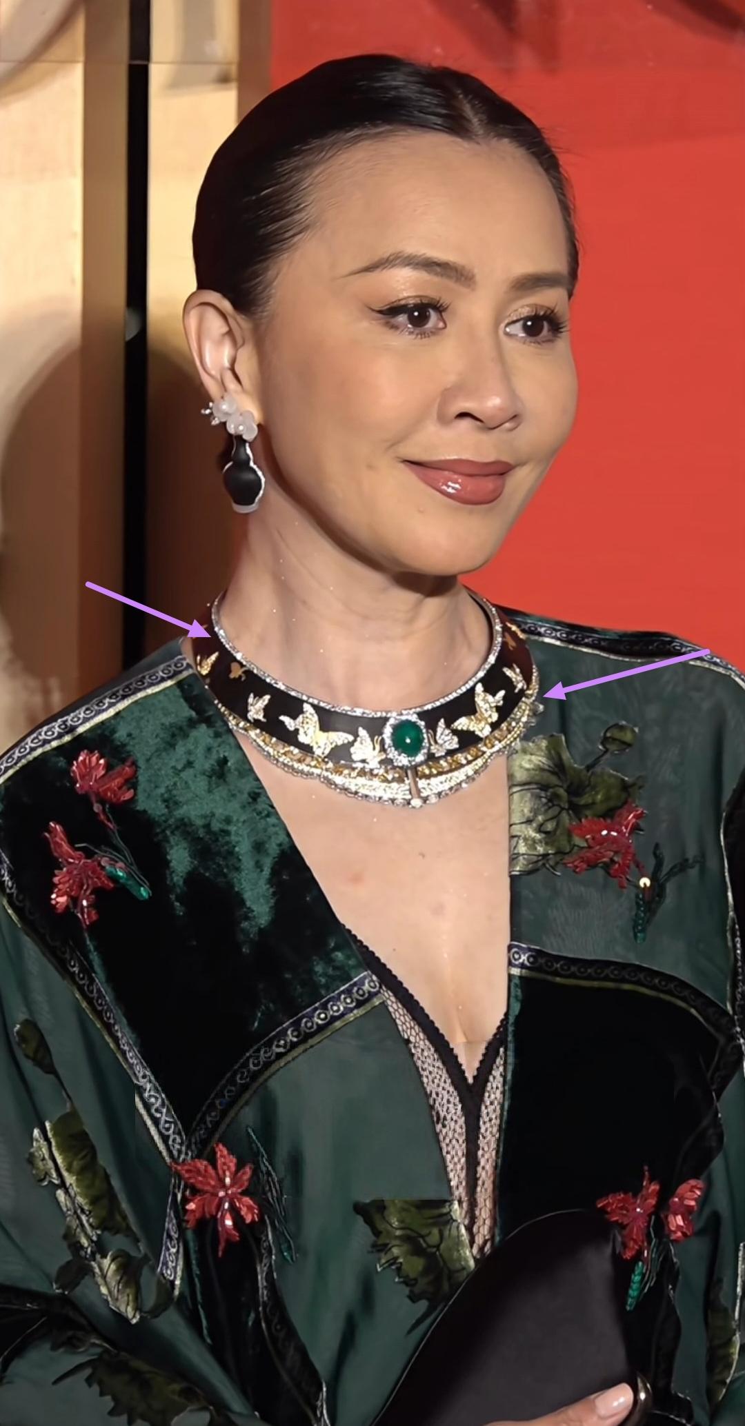 天啊!天啊!59岁的刘嘉玲暴露年纪了,她的颈纹好明显,这是她这两天参加珠宝活动的