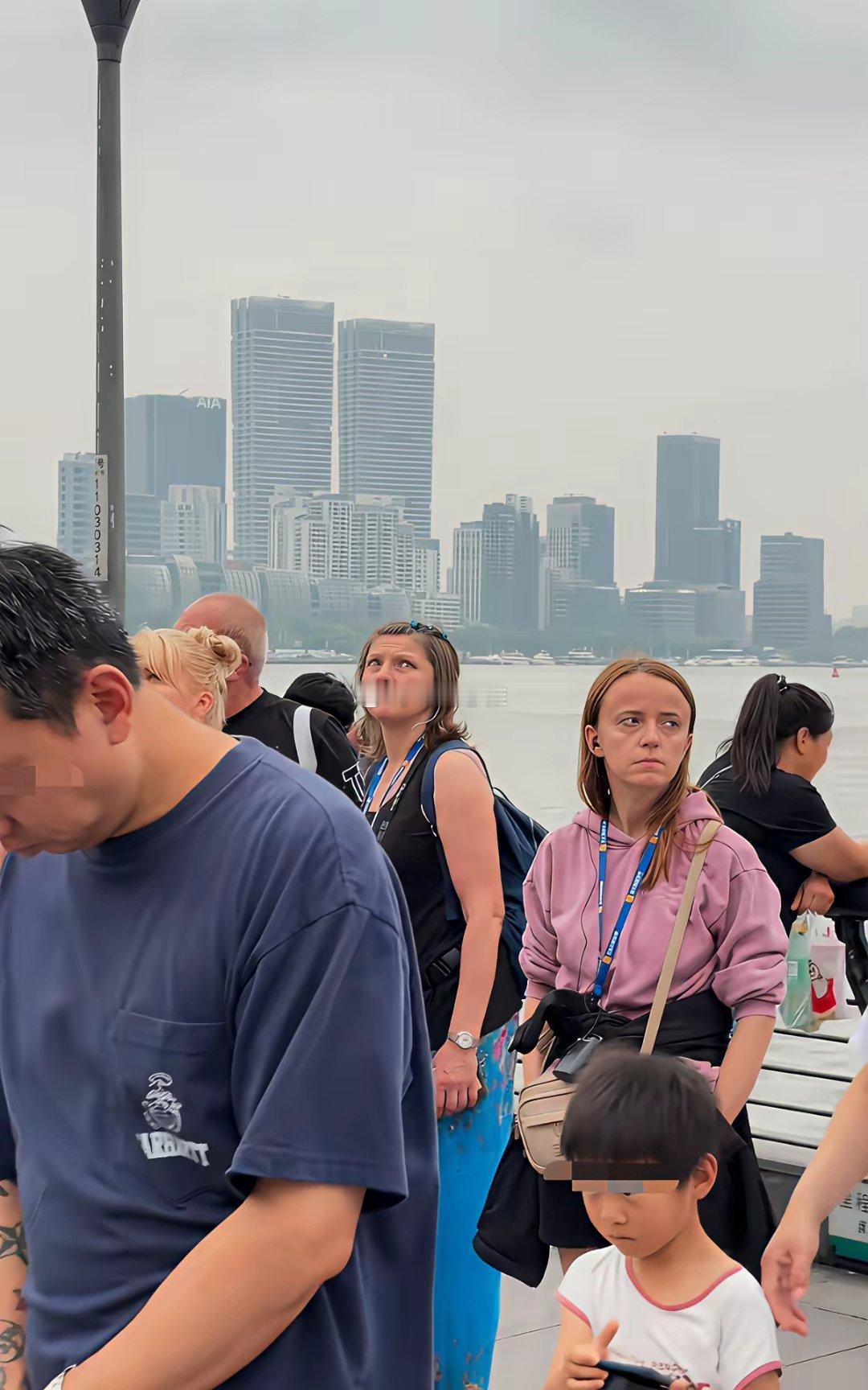 来到上海外滩旅游外国游客，脸上的表情耐人寻味！
