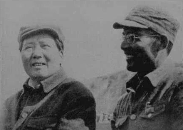 毛主席和朱瑞在延安。解放战争时期，朱瑞是东北军区兼东北野战军的炮兵司令员。东北
