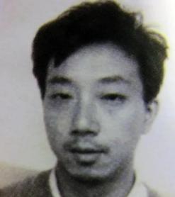 1980年夏天的汉口，一个十七岁的少年在车间角落把钢管锉成枪管。 1991年