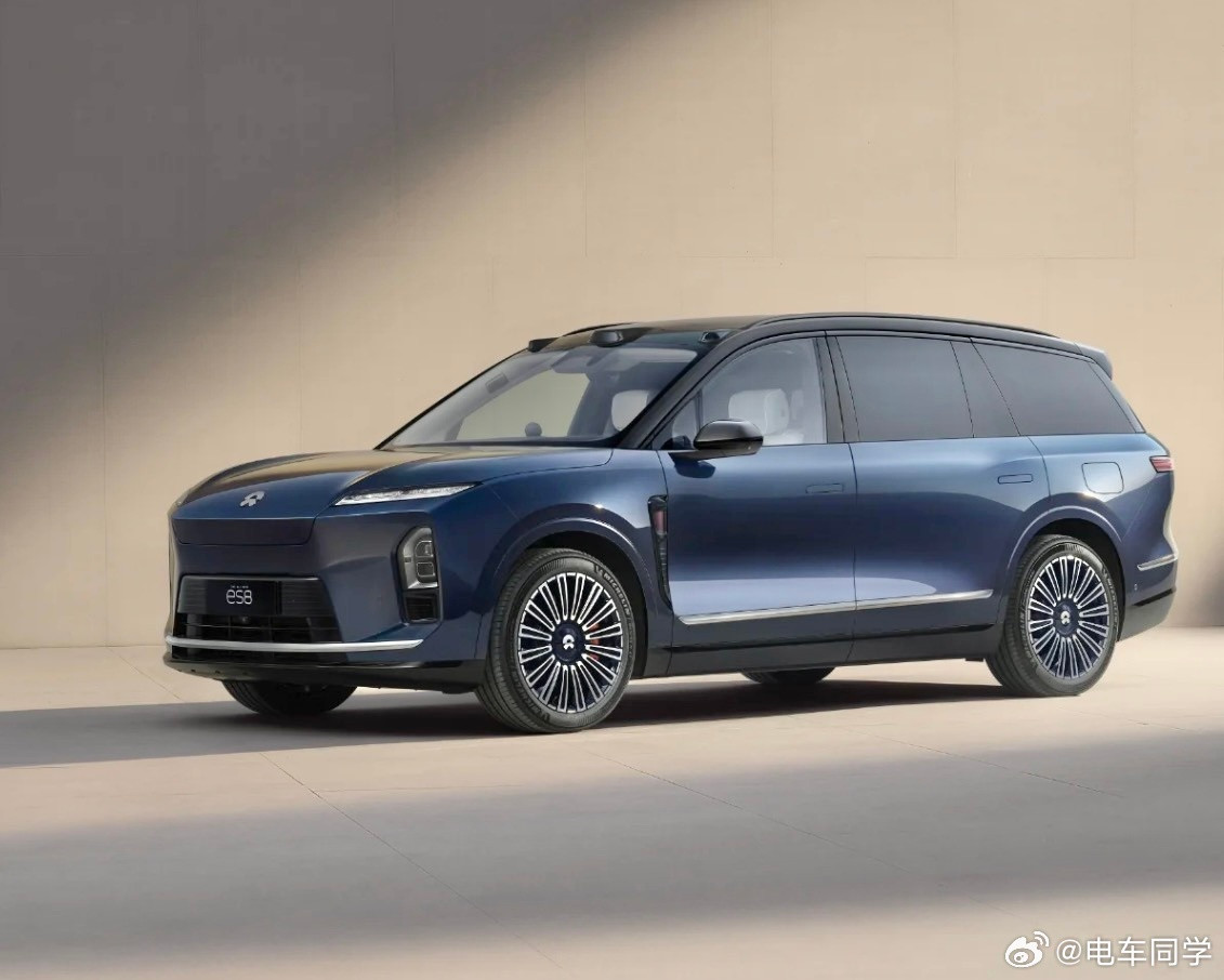 感觉蔚来ES9的前脸还是比ES8好看很多，没有那个前备箱下口。