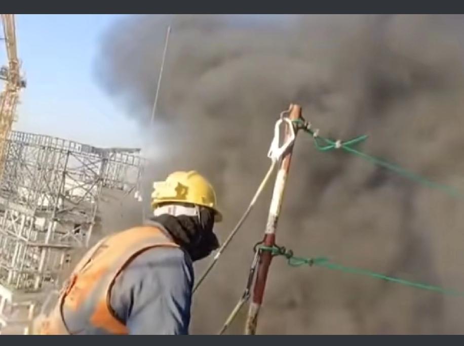 以后再招战地记者，就要按照这哥们的要求来定标准，人家都炸到楼下了，他还在楼顶上干