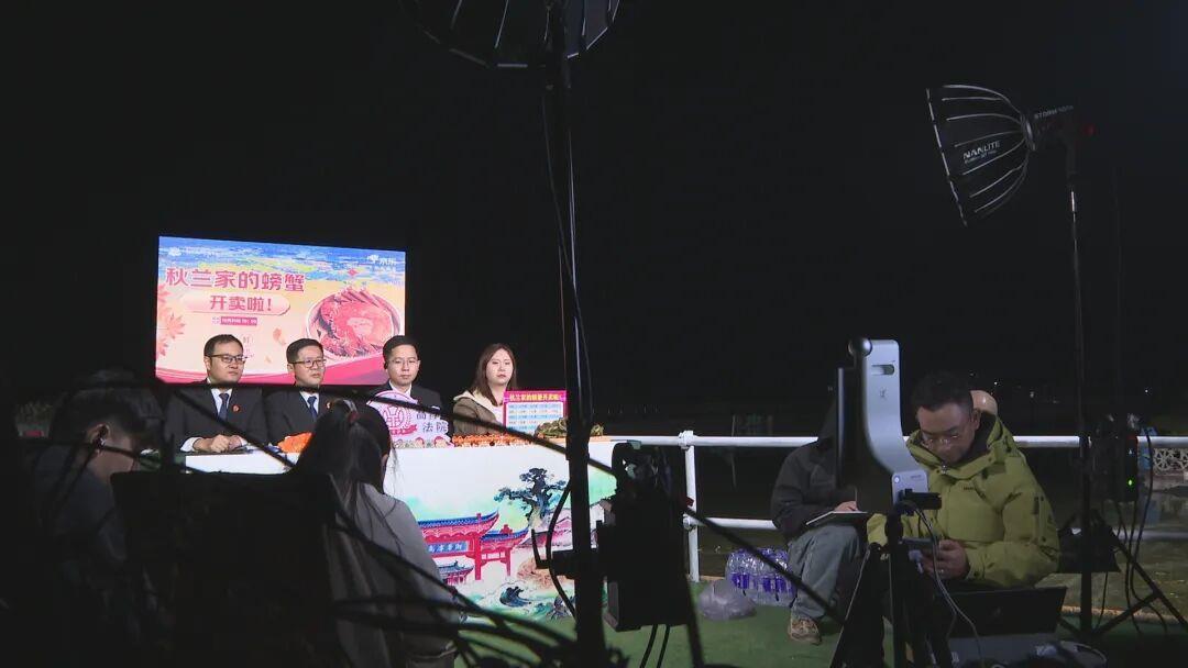 上海女子收到从南京法院直播间买的螃蟹: 240元10只, 饱满好吃