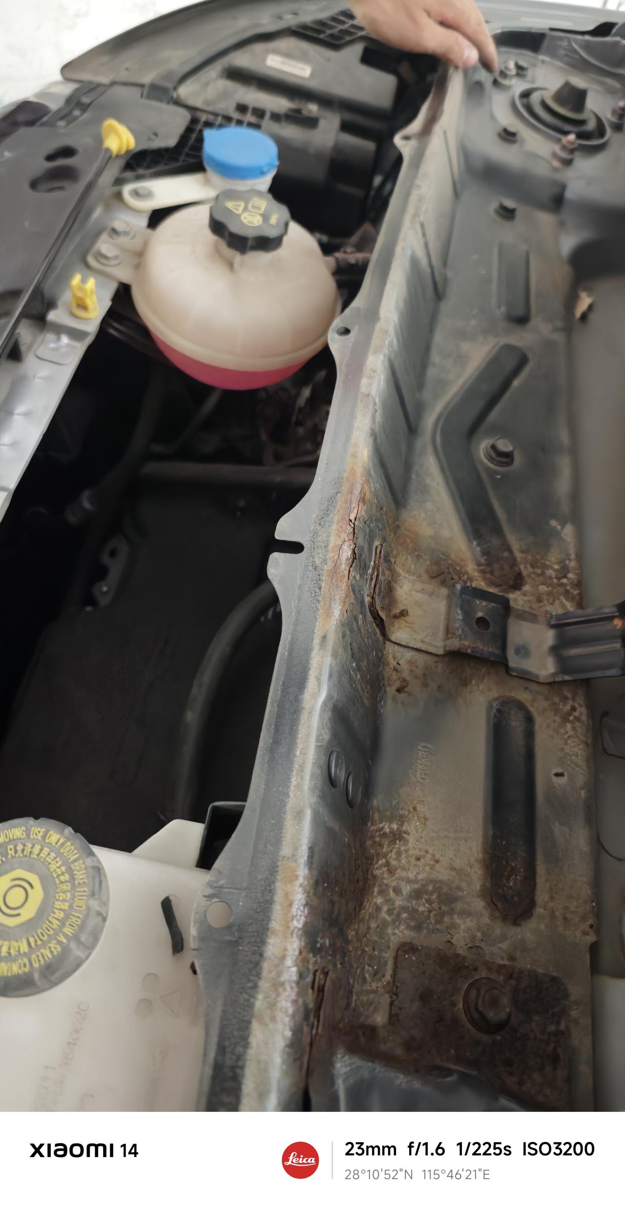 2021款海豚自由版生锈问题我车子的挡风玻璃破了，今天去店里换玻璃，发现雨刮器