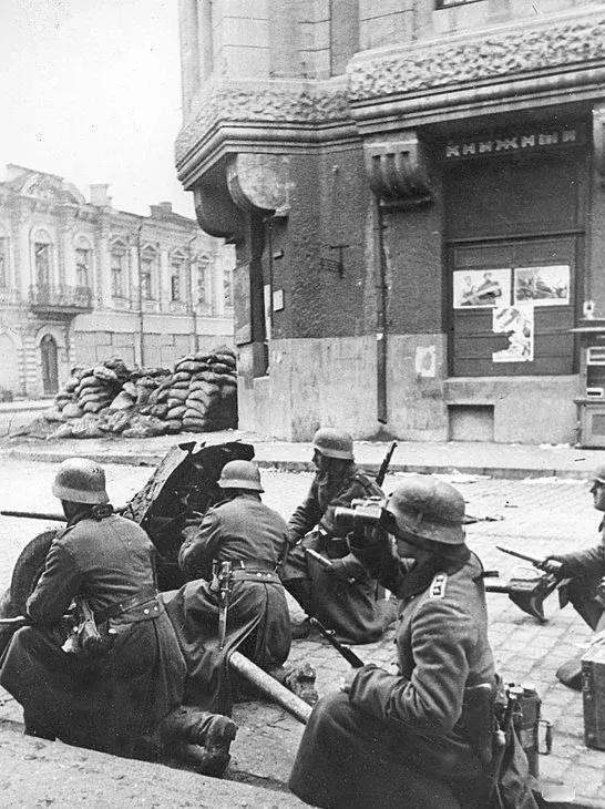 Panzerabwehrkanone是德国首款大规模量产的反坦克炮。它源于一系列