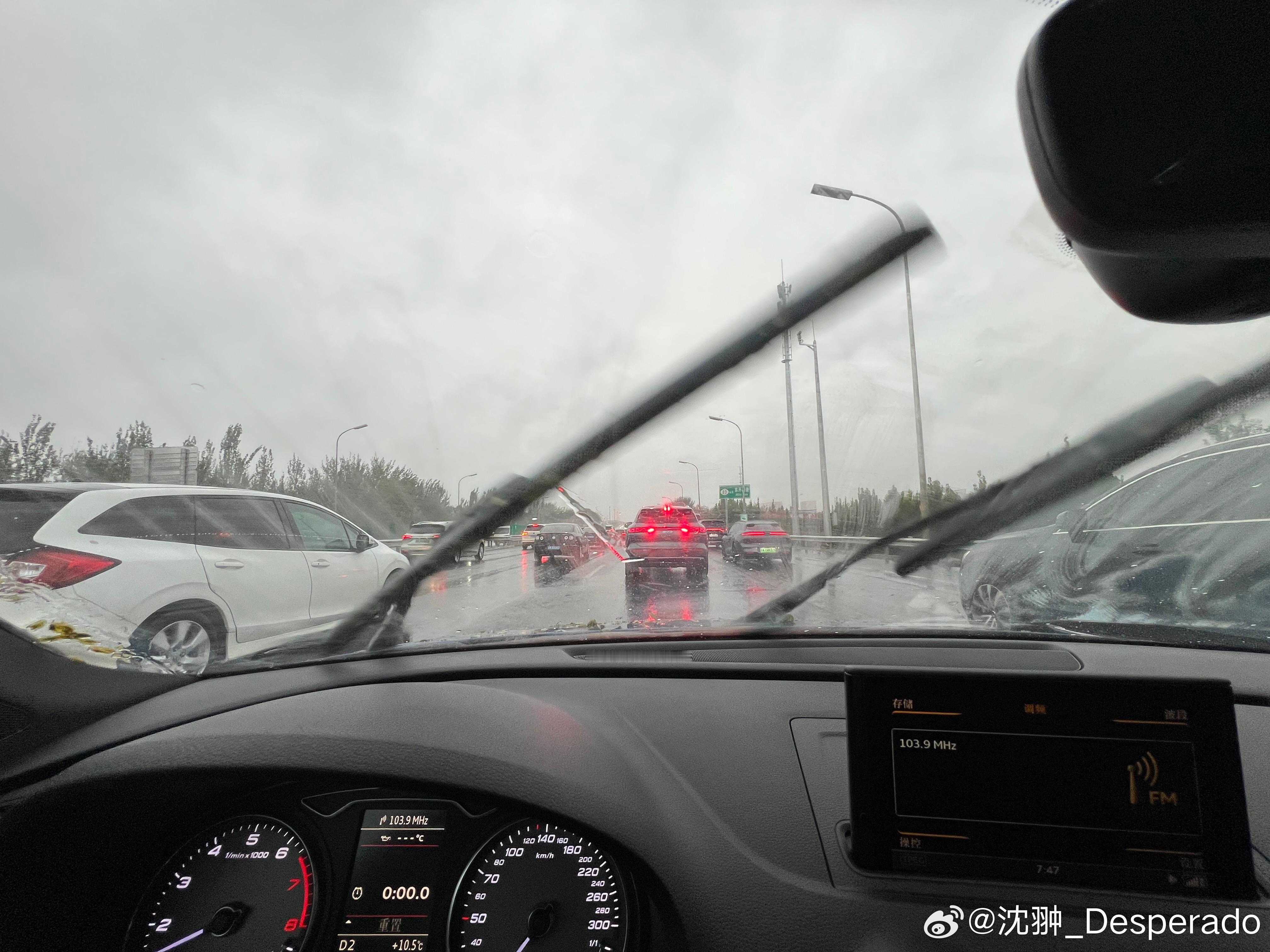 一年两箱油回家了。后续的存量下点雨又不会开了。尤其是学校门口，知道的您是送孩子，